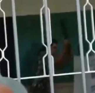 Vídeo: homem é preso por quebrar urna eletrônica a pauladas
