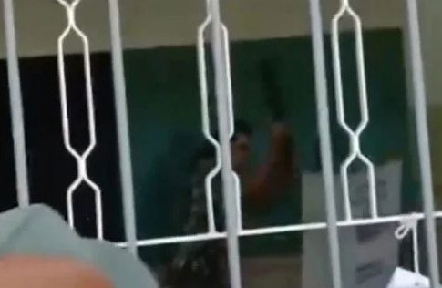 Vídeo: homem é preso por quebrar urna eletrônica a pauladas