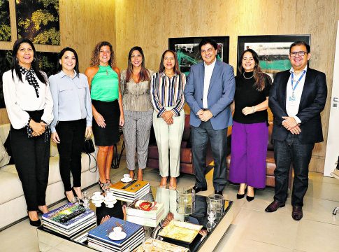 O vice-presidente da RBA, Camilo Centeno, e o diretor comercial do grupo, Nilton Lobato, receberam a vice-presidente da Hydro, Nélia Lapa, que esteve acompanhada da sua equipe de trabalho. Foto: Ricardo Amanajás / Diario do Pará.