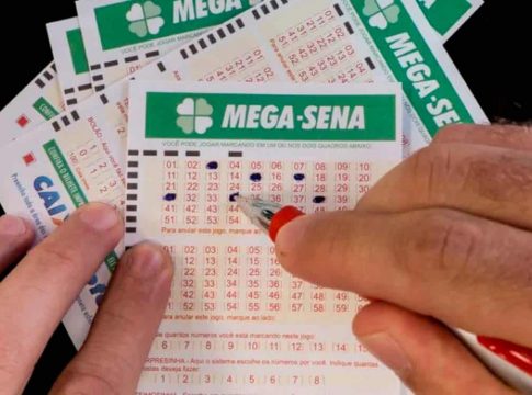 A Caixa Econômica Federal sorteou na noite deste sábado (13) o concurso 2748 da Mega-Sena, que deve pagar R$ 15 milhões no prêmio principal.