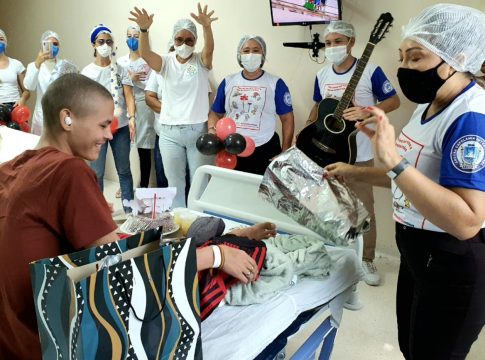 O garoto Cosme Rodrigues, 19 anos recém completos, que recebe tratamento contra um câncer ósseo. Foto: Divulgação