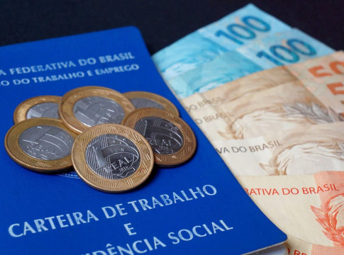 O valor é calculado com base nos meses com registro em carteira -os meses em que houve pelo menos 15 dias de trabalho também entram nesse cálculo.