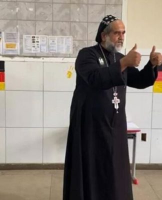 Vídeo: Padre Kelmon vota em escola de Salvador