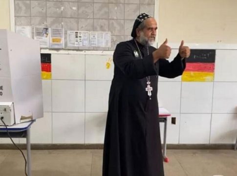 Vídeo: Padre Kelmon vota em escola de Salvador