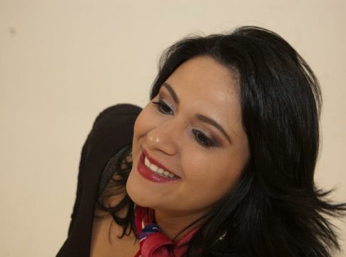 A soprano Patrícia Oliveira é a anfitriã do evento FOTO: DIVULGAÇÃO