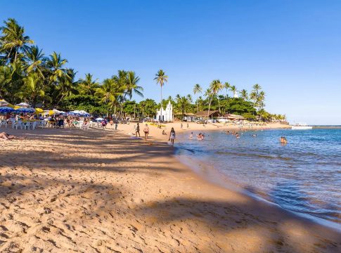 Praia paradisíaca é procurada pelos turistas o ano todo