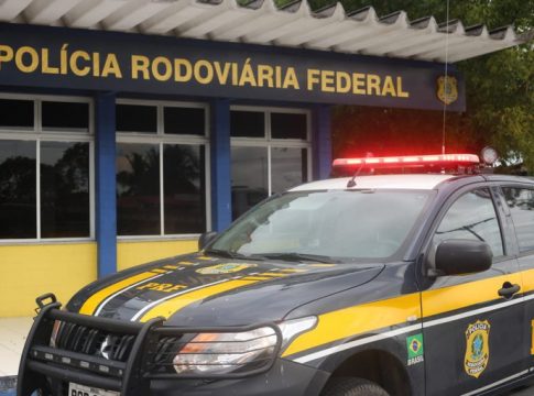 A droga estava dentro de um aparelho de micro-ondas no bagageiro de um ônibus interestadual. Foto: PRF/Divulgação