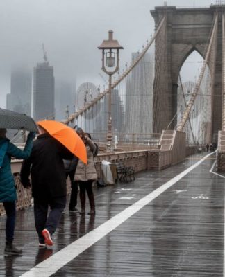Brasileiros enfrentam chuva e frio para votar nos EUA