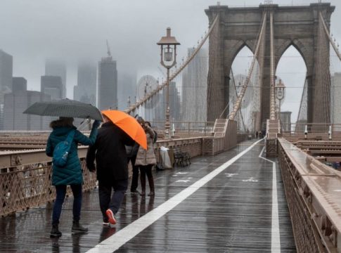Brasileiros enfrentam chuva e frio para votar nos EUA