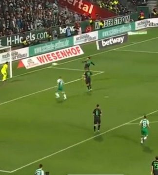 Vídeo: Zagueiro faz gol contra bizarro no Campeonato Alemão