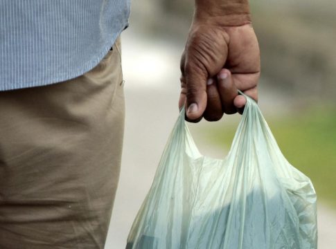 Em vários lugares, como no Pará, há leis que proíbem as empresas de distribuírem gratuitamente e até de utilizarem as sacos plásticas descartáveis com compostos de polietilenos, polipropilenos ou similares. Foto: Agência Pará