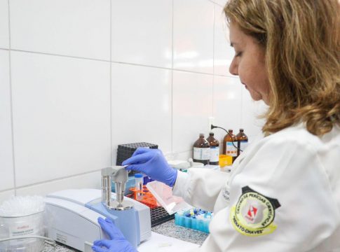 O Laboratório de Instrumental, responsável pelas perícias da área de química forense da Polícia Científica do Pará recebeu 100% de aprovação no I Ensaio de Proficiência de Identificação de Drogas. Foto: Ascom/PCEPA