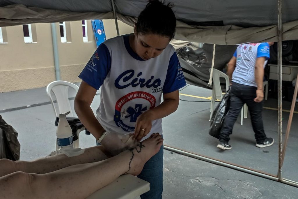 A ação, em parceria com a Amigos Voluntários do Pará, prestou atendimento médicos e de acolhimento aos romeiros que participaram da Trasladação e do Círio de Nazaré. Foto: Jorge Palheta/Sejudh