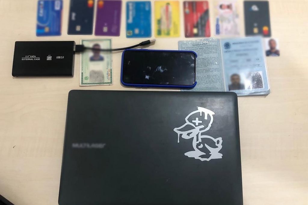 Os criminosos cobravam valores, que variavam de R$ 5 mil a R$ 10 mil, das empresas de internet para que os funcionários pudessem trabalhar em alguns bairros da cidade. Foto: PCPA/divulgação Os criminosos cobravam valores, que variavam de R$ 5 mil a R$ 10 mil, das empresas de internet para que os funcionários pudessem trabalhar em alguns bairros da cidade. Foto: PCPA/divulgação