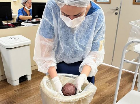 No banho terapêutico, os recém-nascidos recebem estímulos especiais. Foto: Divulgação