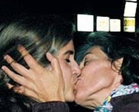 "Meu #tbt de hoje vai ser em homenagem à Cassia Kis. Que sigamos sem hipocrisia e falso moralismo. Sim, foi de verdade esse beijo", escreveu Lúcia Veríssimo. Foto: Divulgação