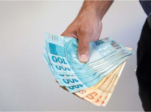 O ato, publicado em edição extra do Diário Oficial da União (DOU), estabelece que o salário mínimo será de R$ 1.518, um aumento real (acima da inflação) de 2,5% O ato, publicado em edição extra do Diário Oficial da União (DOU), estabelece que o salário mínimo será de R$ 1.518, um aumento real (acima da inflação) de 2,5%