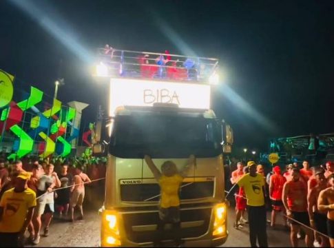 Durante show da cantora baiana em Salvador, ela grudou um boneco "patriota" na frente do trio elétrico. Foto: Reprodução