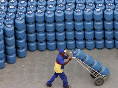 O corte entra em vigor nas refinarias da companhia nesta quinta (8). Foto: Agência Brasil