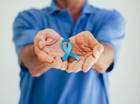 No Brasil, são esperados 71 mil novos casos até 2025, sendo importante para os homens procurarem atendimento médico, acima do preconceito com exames. Saiba mais sobre a doença e como tratá-la. Foto: Divulgação