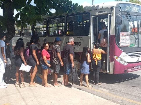 Agentes de transporte da Semob organizavam a fila para que houvesse organização no embarque. Foto: Semob/divulgação