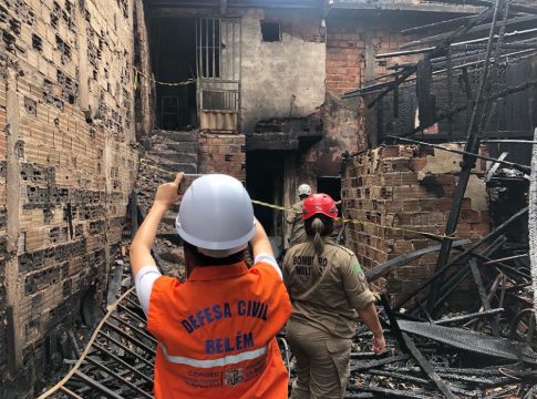 Os 11 imóveis atingidos pelo fogo eram residências de 26 adultos e cinco crianças, que perderam tudo o que tinham. Foto: Ascom/Defesa Civil