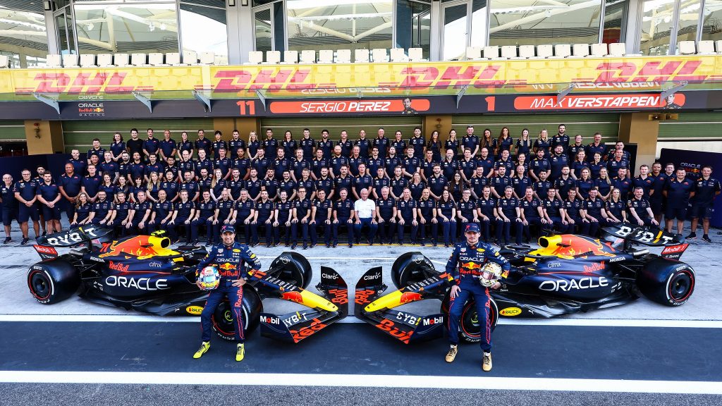 i. O atual bicampeão será seguido pelo companheiro de Red Bull, Sérgio Pérez, no grid. Foto: Red Bull/divulgação