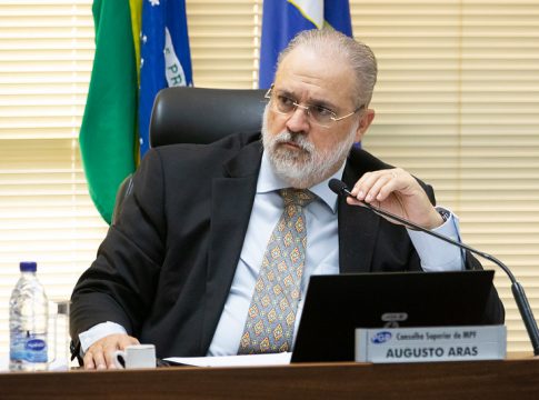 Augusto Aras opinou junto ao STF pela derrubada de trechos da lei que autorizou o empréstimo consignado a cadastrados no BPC e a beneficiários de programas como o Auxílio Brasil. Foto: LeoBark/SECOM/MPF