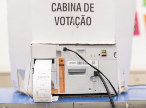Para o pleito, serão substituídas aproximadamente 220 mil dessas máquinas. Foto: Alejandro Zambrana/Secom/TSE


