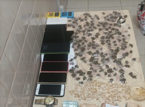 Com a mulher, os policiais encontraram 360 porções de crack e maconha e mais de R$ 29 mil em espécie. Foto: PMPA