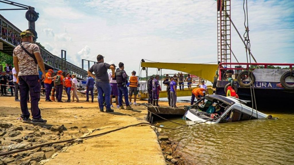 Micro-ônibus cai em rio e deixa ao menos 5 mortos e 1 desaparecido no Pará. Foto: Agência Santarém