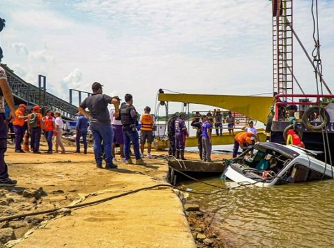 Micro-ônibus cai em rio e deixa ao menos 5 mortos e 1 desaparecido no Pará. Foto: Agência Santarém