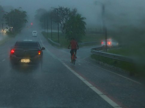 O Departamento de Trânsito do Estado do Pará (Detran) alerta e condutores para redobrarem os cuidados nas vias, pelo risco de aquaplanagem e redução de visibilidade em dias chuvosos. Foto: Agência Pará