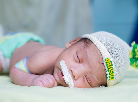 Bebês internados na Unidade de Terapia Intensiva (UTI) Neonatal, do Hospital Regional do Sudeste do Pará – Dr. Geraldo Veloso (HRSP), em Marabá, participaram na última quinta-feira (24), de um ensaio fotográfico com a temática Copa do Mundo de Futebol 2022. Foto: Núbia Suriane