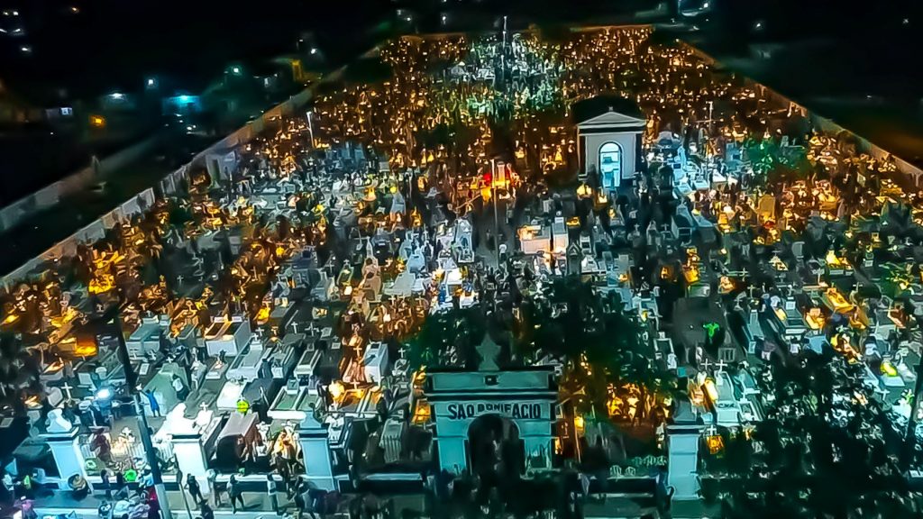 É no histórico Cemitério São Bonifácio que a Iluminação dos Mortos de Curuçá tem o seu ponto alto. Foto: Divulgação