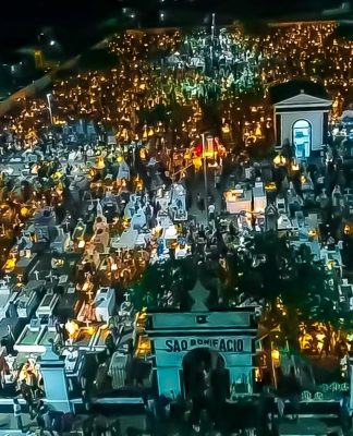 É no histórico Cemitério São Bonifácio que a Iluminação dos Mortos de Curuçá tem o seu ponto alto. Foto: Divulgação