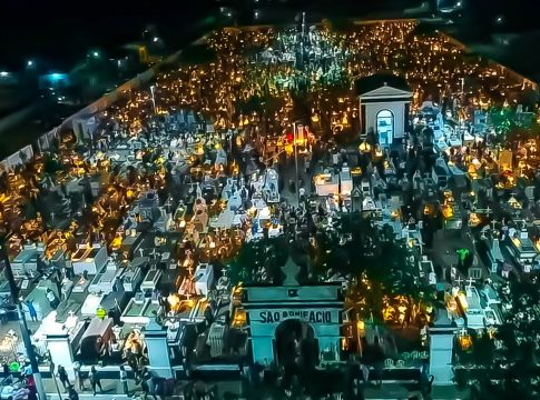 É no histórico Cemitério São Bonifácio que a Iluminação dos Mortos de Curuçá tem o seu ponto alto. Foto: Divulgação
