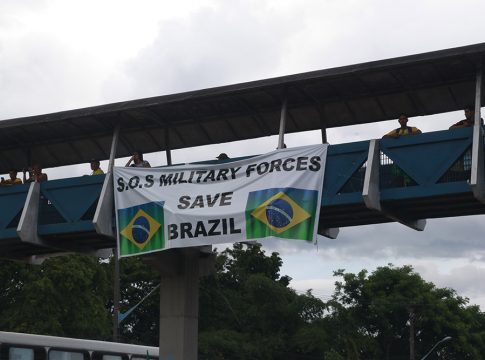 Em inglês, manifestantes em Belém pregam intervenção militar após derrota de Bolsonaro. Foto: Celso Rodrigues/ Diário do Pará.