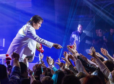 O rei da música brasileira chega à capital paraense nesta segunda-feira, 30 de dezembro de 2024, para uma apresentação imperdível da sua turnê "Eu Ofereço Flores" no Estádio Mangueirão