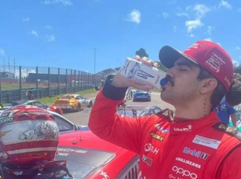 O carro do ator e piloto saiu da pista e bateu na barreira de proteção, após ficar prensado entre outros dois competidores. Foto: Divulgação