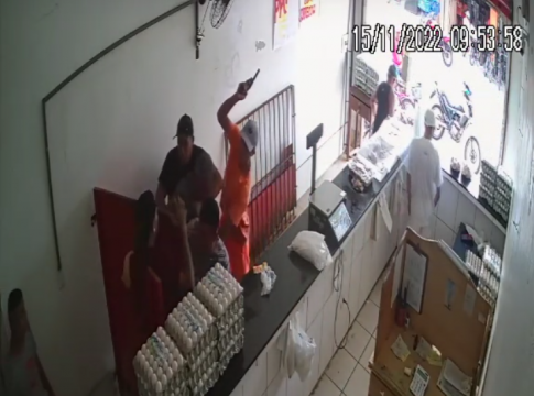 crime foi registrado por câmeras de segurança na rua Ajax de Oliveira. Foto: Reprodução