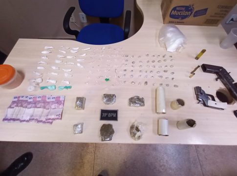 A polícia apreendeu armas e drogas em poder dos dois suspeitos, que morreram durante uma intervenção. Foto: Divulgação