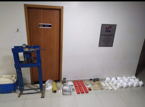 Os policiais fizeram buscas na moradia do casal e encontraram 18,013kg de cocaína, 4,850kg de crack e 4,232 de maconha. Foto: 23º BPM/divulgação