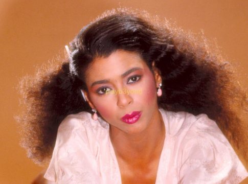 A cantora e atriz americana Irene Cara, conhecida por dar voz às músicas dos filmes "Fama" e "Flashdance", clássicos dos anos 1980, morreu aos 63 anos. Foto: Divulgação
