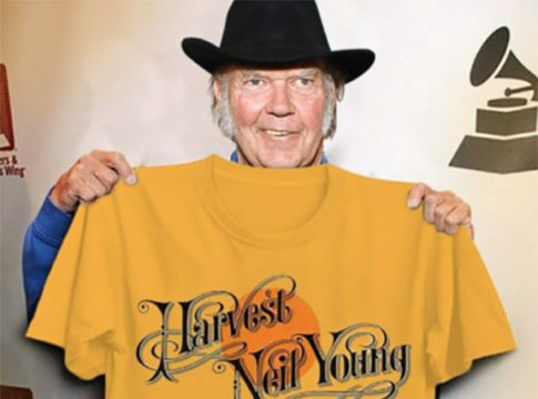Neil Young exibindo a capa de "Harvest"