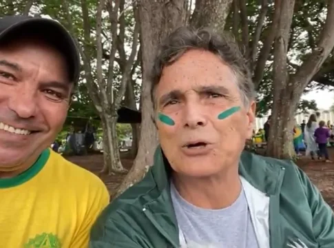 Manifestante posa ao lado de Piquet, que dá sua opinião sobre o petista e o xinga. "Vamos botar esse Lula filho de uma p* pra fora", disse antes de soltar a frase: "É Lula lá no cemitério". Foto: Reprodução
