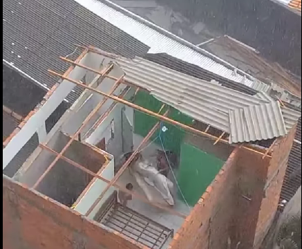 VÍDEO: chuva e ventania destelham casa na Pedreira