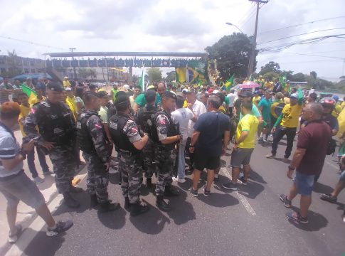Policiais militares da Rotam estão negociando a desinterdição total da Almirante Barroso com bolsonaristas. Foto: Mauro Ângelo/Diário do Pará