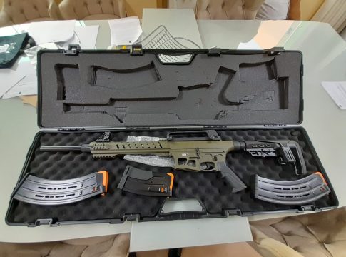 A arma foi encontrada com os dois políticos. Foto: PF/divulgação