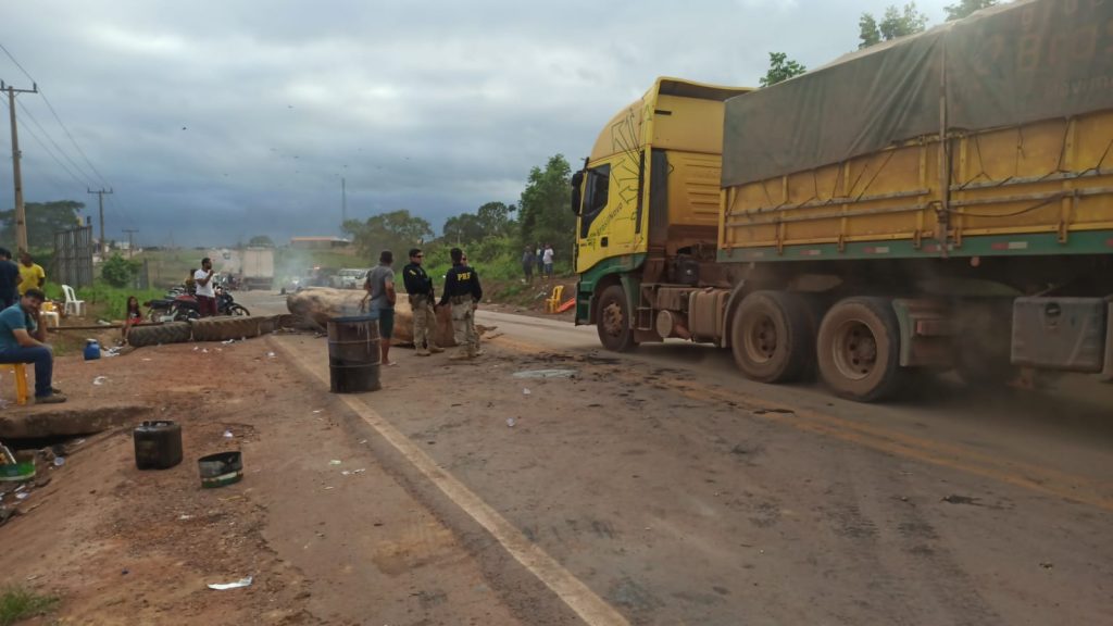 A PRF mantém a fiscalização nas rodovias federais e no momento três trechos estão interditados parcialmente. Foto: PRF/divulgação